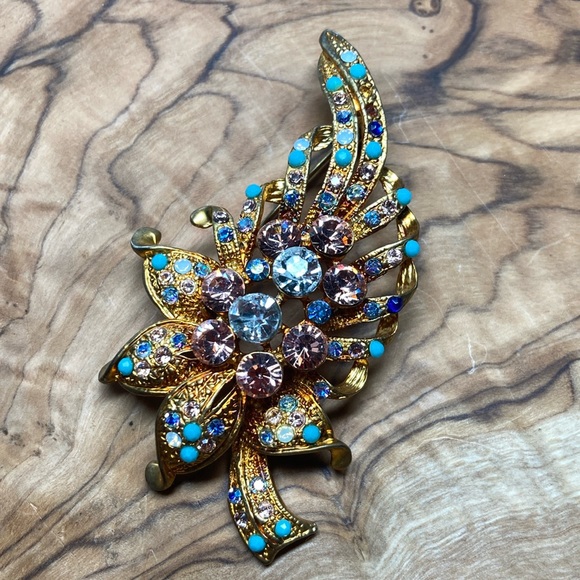 Jewelry - Sparkling Vintage Brooch😍
